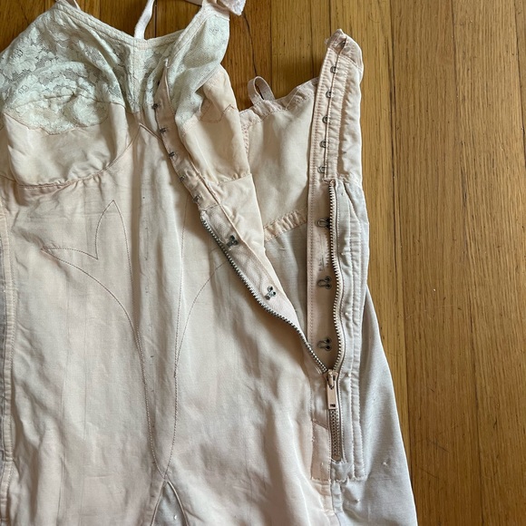 Late 1930s Vintage All in One Step in Corset Girdle by Flexees - Picture 8 of 16